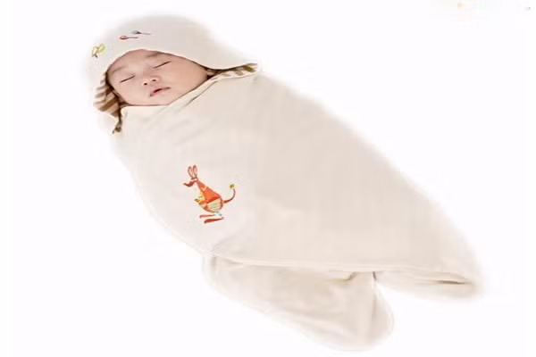 Đối với nhiều bà mẹ, việc bé yêu bị lạnh khi ngủ do vung vẩy mình, cựa quậy, đạp chăn ra ngoài thì một chiếc túi ngủ là giải pháp tuyệt vời để giữ ấm cho bé. Bên cạnh đó, cố định bé trong chiếc túi ngủ thích hợp sẽ giảm thiểu nguy cơ trẻ sơ sinh bị ngạt thở vì chăn, màn, khăn đắp che mặt.