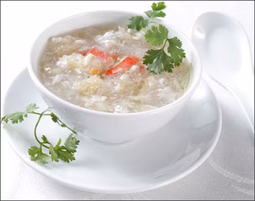 Thêm thịt cua, bóng cá vào nấu chín. Hòa tan bột năng với ít nước lạnh, rồi cho vào súp khuấy đều đến khi súp sánh lại. Sau cùng, đánh tan trứng gà, rưới vào súp, khuấy đều để tạo vân đẹp mắt.