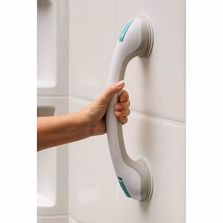 2. Thêm đồ đạc và các thiết bị an toàn trong nhà tắm. Hãy xem xét bồn tắm cũ có nên gỡ bỏ hay không hoặc tạo thêm một chỗ tắm ngồi đề phòng té ngã ở người cao tuổi. Có thể thêm những thanh vịn bên cạnh tường để tăng độ an toàn trong nhà tắm.