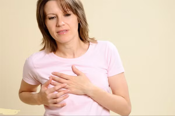 8. Nổi hạt cứng dưới da ngực. Bạn có bao giờ kiểm tra ngực mình hàng ngày không? Có những khối u phát triển giai đoạn đầu nằm dưới da vùng ngực như những viên đá nhỏ. Vậy nên, hãy nắn ngực hàng ngày, nếu thấy có hạt bất thường phải đi khám bác sỹ ngay
