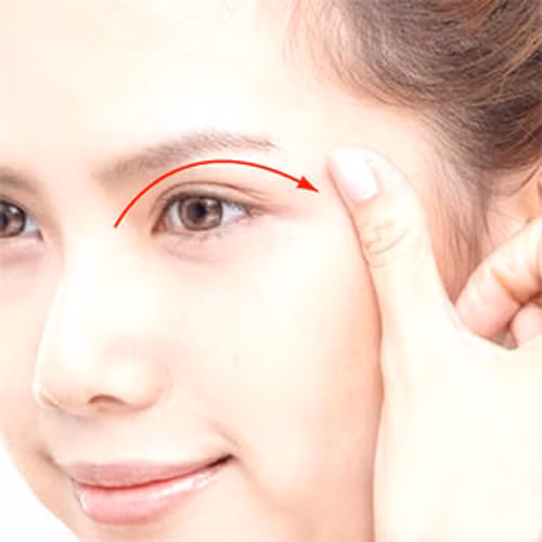 Massage mí mắt. Thường xuyên massage nhẹ nhàng mí mắt sẽ giúp kích thích tăng trưởng lông mi. Nhẹ nhàng dùng ngón tay để massage khu vực dọc theo bờ mi 1 lần vào sáng sớm hoặc trước khi ngủ.