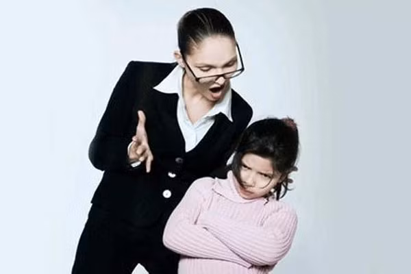 Chửi thề hoặc dùng lời nói thô tục trước mặt con cái. Thói quen này dường như khó phá vỡ, và sẽ gây rắc rối cho con khi bé sử dụng ngôn ngữ này để giao tiếp với mọi người. Trẻ lắng nghe cha mẹ nói chuyện với bạn bè, hàng xóm và sẽ học theo cách nói của cha mẹ. Cha mẹ hãy kiềm chế những lời nói không hay ho trước mặt con.