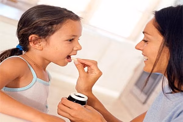 Trẻ sơ sinh không nên dùng vitamin bởi bé đang bú mẹ. Nếu bạn cho trẻ sơ sinh uống vitamin, với hệ tiêu hóa còn non chưa hoàn chỉnh rất dễ khiến con đau bụng, tiêu chảy. Nếu cảm thấy con thiếu chất thì chỉ cần mẹ uống vitamin là đủ.