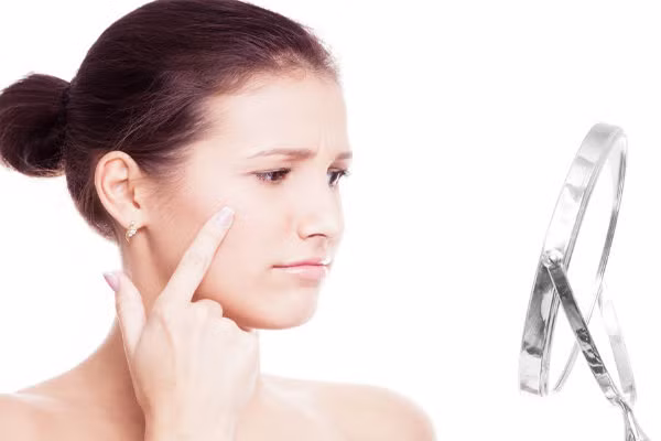 7. Thay đổi bên ngoài. Nếu đột nhiên bạn mặt nổi nhiều tàn nhang hay nốt ruồi thì bạn nên đi gặp bác sỹ da liễu để kiểm tra. Nếu thấy làn da mình đột nhiên xấu đi dù cho dinh dưỡng và phong cách sống lành mạnh thì cũng nên đi kiểm tra y tế. Vì bất kỳ thay đổi nào ở làn da của bạn cũng có chỉ số tiềm năng của các loại u ác.