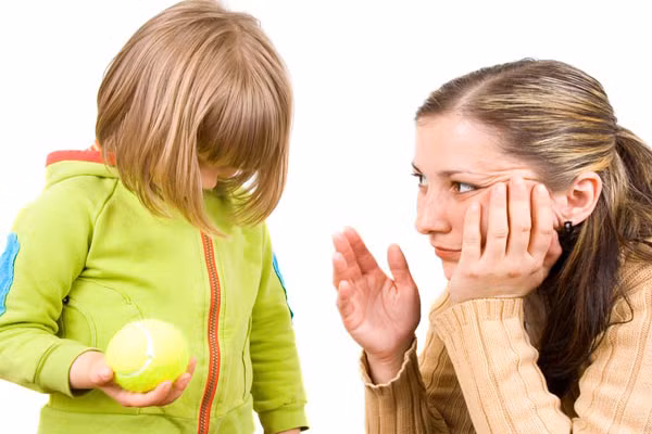 Thay vào đó hãy giúp các bé cảm nhận tốt hơn về bản thân mình. Nhờ những điều này mà khi lớn lên bé sẽ có khả năng đồng cảm với người khác, sẽ giúp bé phát triển kỹ năng xã hội và liên kết tốt hơn với mọi người.