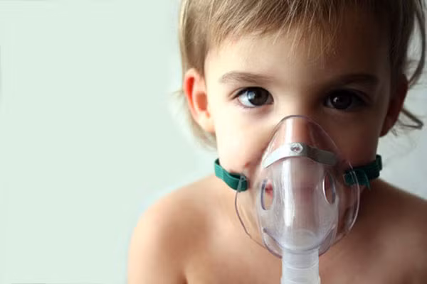 Mẹ có thể kiểm tra bằng cách đếm hơi thở của con trong vòng 30 giây, sau đó nhân với 2. Tỷ lệ bình thường là dưới 60 đối với trẻ sơ sinh, dưới 40 với trẻ dưới 1 tuổi, dưới 30 cho trẻ từ 1-2 tuổi, dưới 24 đối với trẻ từ 4-10 tuổi.
