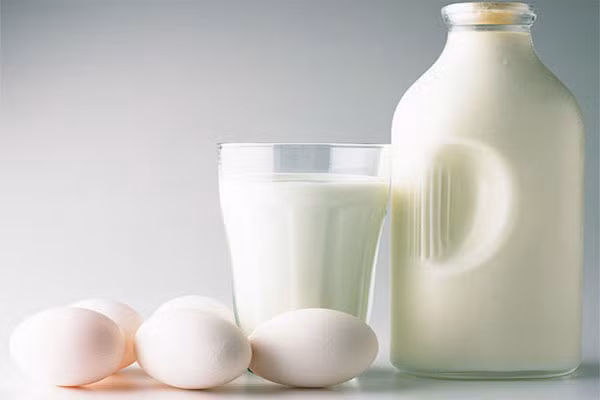 Các gốc tự do làm cho các tế bào trong cơ thể bị lão hóa gây ra các loại bệnh như ung thư, xơ cứng động mạch, đột quỵ … Theo các nghiên cứu, bạn nên ăn nhiều loại thực phẩm giàu carotene để loại bỏ các gốc tự do này như khoai lang, bí đỏ, cà rốt, cam quýt, đu đủ, trứng, sữa.