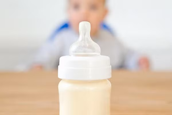 Phù hợp theo từng lứa tuổi. Bé dưới sáu tháng chỉ nên dùng sữa công thức 1, nếu muốn đổi sữa thì phải đổi sang nhãn hiệu sữa khác nhưng vẫn phải thuộc nhóm công thức 1, vì chức năng thận còn non yếu của trẻ chỉ phù hợp với lượng chất đạm trong sữa công thức 1 mà thôi.