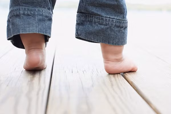 Thậm chí nếu không có những lợi ích đã được chứng minh để đi chân trần, bạn vẫn nên thường xuyên đi bộ ít nhất là nửa ngày, có thể làm giảm nguy cơ ung thư, cải thiện sức khỏe tim mạch, giữ cân nặng vừa mức và ngăn ngừa bệnh tiểu đường. Ngoài ra, đi bộ cải thiện oxy trong máu, tăng hệ miễn dịch, loại bỏ độc tố và làm giảm căng thẳng.