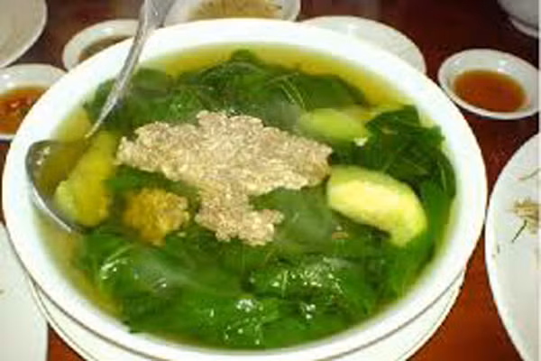 Canh mướp riêu cua. Món canh này chắc chắn rất kích thích vị giác trẻ. Mướp vị ngọt, tính bình, không độc, vừa là rau ăn lại có tác dụng nhuận tràng, thanh nhiệt, giải độc. Cua đồng vốn rất giàu dinh dưỡng, nhiều đạm, chất béo và nhất là canxi, phốt pho phù hợp cho sự phát triển xương cốt ở trẻ.