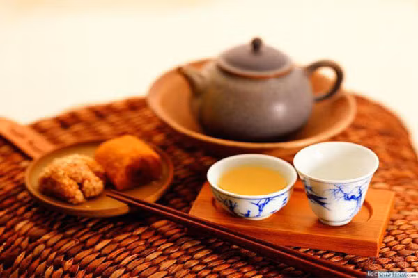 2. Tác dụng của hai loại bạch trà và hồng trà giống nhau. Sai lầm, trong tất cả các loại trà, bạch trà chứa nhiều chất chống oxy hóa và ít lượng caffein nhất.