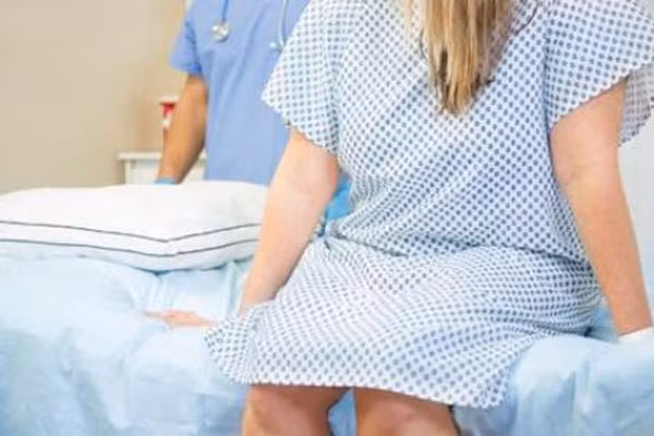 2. Xét nghiệm phiến đồ âm đạo. Hầu hết mọi phụ nữ thời nay đã quen với các xét nghiệm HPV, thực hiện hàng năm từ 20 tuổi trở lên. Tuy vậy, đến năm 40 tuổi, bạn nên làm thêm một xét nghiệm Pap. Đây là loại xét nghiệm sàng lọc một bệnh ung thư phát triển chậm, có thể mất vài năm để phát triển. Thông thường, các tế bào ung thư được nhìn thấy ở những phụ nữ từ 40 tuổi trở lên.