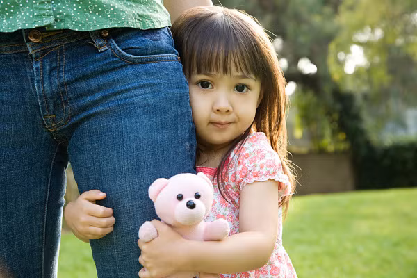 8. Đừng dạy con quá đề phòng những người lạ. Ngược lại, hãy cho con biết rằng con luôn có bố mẹ, hoặc thầy cô giáo, bạn bè bên cạnh, vì thế con sẽ không cần phải sợ những người lạ nữa. Một khi con đã đủ lớn để có thể ra đường một mình, hãy trao đổi với con cách để tự bảo vệ bản thân mình.