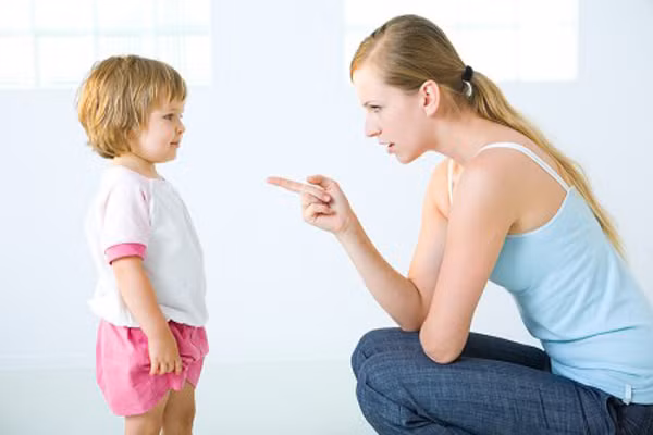 Dù bé còn rất nhỏ, nhưng đồ đạc không thuộc về con thì cha mẹ nên nghiêm cấm để tập tính thành thật cho bé từ nhỏ. Tuy nhiên, đừng xem đứa trẻ là một tên tội phạm. Có những cách xử lý khôn ngoan của cha mẹ sẽ khiến trẻ chừa không dám lần sau.
