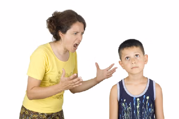 Cha mẹ không nên ra mặt căng thẳng. Khi phá hiện con trẻ mắc sai lầm, cha mẹ đừng chửi mắng, đánh đập con trẻ, vì làm như vậy không thể giúp trẻ ý thức lỗi lầm đã phạm phải mà chỉ khiến chúng sợ hãi. Trừng phạt nghiêm khắc có lẽ sẽ chấm dứt nhất thời hành vi của trẻ, nhưng không thật sự nâng cao được chuẩn mực đạo đức cho trẻ.