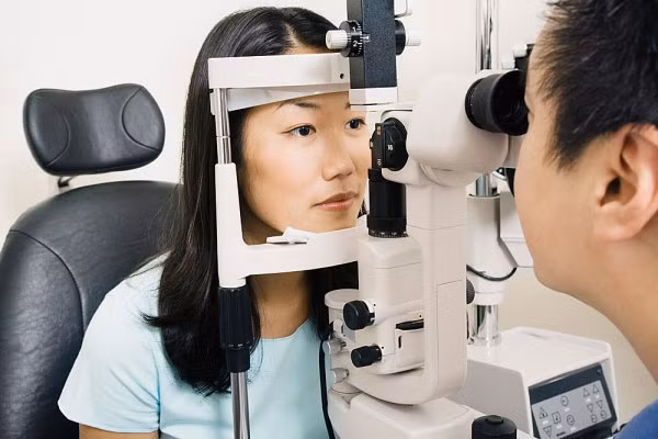 5. Kiểm tra thị lực. Đây là bài kiểm tra dễ bị bỏ qua nhất đặc biệt là những người chưa từng mắc vấn đề về thị thực. Các chuyên gia cho rằng kiểm tra mắt ít nhất 2 năm một lần là điều cần thiết. Tuy nhiên, với những người đang có vấn đề về thị lực thì nên kiểm tra hàng năm.