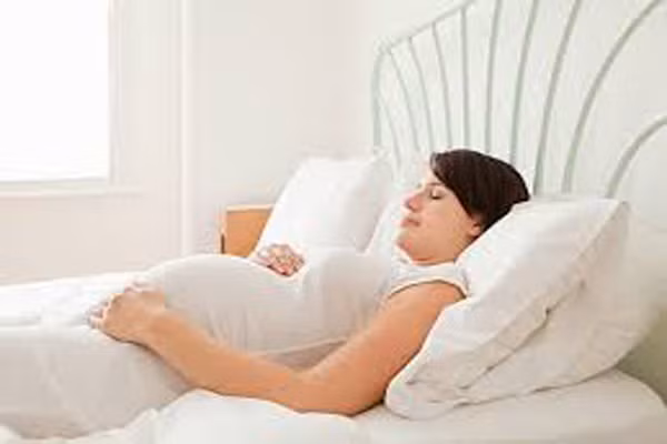 Mặc đồ ngủ không thoải mái. Nếu mẹ bầu chọn những bộ đồ ngủ quá bó vào người thì chúng sẽ tạo cảm giác bí bức, khó chịu, ảnh hưởng đến giấc ngủ. Mặc đồ ngủ quá rộng cũng khiến mẹ bầu vướng víu.