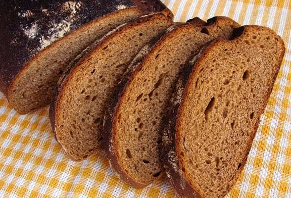  Người Anh lì xì bằng bánh mì đen. Theo truyền thống, các gia đình người Anh sẽ có bữa ăn tươm tất nhất có thể. Họ nghĩ rằng, cuối năm không rượu thịt thì cả năm sau sẽ không làm ăn phát đạt. Họ cũng chuẩn bị những chiếc bánh mì đen như sự may mắn nhất để “mừng tuổi” cho khách đến xông nhà. 