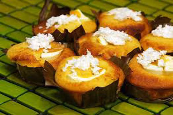  Còn tại Philippines, quốc gia gần với Việt Nam hơn, người dân quan niệm hình tròn tượng trưng cho thịnh vượng và may mắn. Vì thế, vào ngày Tết nơi này, người Philippines thường thích ăn những thức ăn, hoa quả hình tròn và mặc đồ chấm bi vì cho rằng điều này mang lại một năm "tròn trịa", viên mãn. 