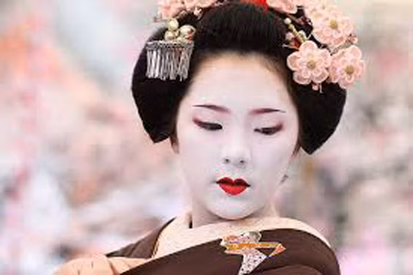 Họ tin rằng một loại enzym trong phân chim đặc biệt làm mịn và mờ các vết thâm trên da. Nhưng không phải bất kỳ loại phân chim nào cũng có tác dụng làm đẹp mà chỉ duy nhất phân của chim sơn ca mới có hiệu quả làm đẹp.
