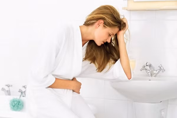 3. Đau bụng đầy hơi hoặc triệu chứng lạ khi đi vệ sinh có thể là ung thư ruột già. Những triệu chứng này cũng có thể là dấu hiệu ung thư buồng trứng, hội chứng viêm ruột hoặc viêm túi thừa đại tràng. Viêm túi thừa là khi có một túi nhỏ lồi ra ngoài ruột già bị lây nhiễm. Nó có thể được điều trị bằng kháng sinh, nặng hơn thì phải phẫu thuật.