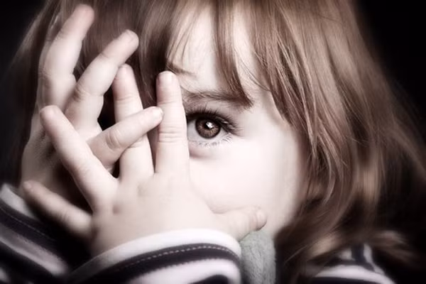 1. Hãy thấu hiểu sự nhút nhát của con và tránh làm cho bé cảm thấy xấu hổ vì điều đó. Hãy thừa nhận những cảm xúc của bé, đừng phán xét một cách tiêu cực bởi điều đó sẽ càng làm bé cảm thấy bất an và nhút nhát hơn.