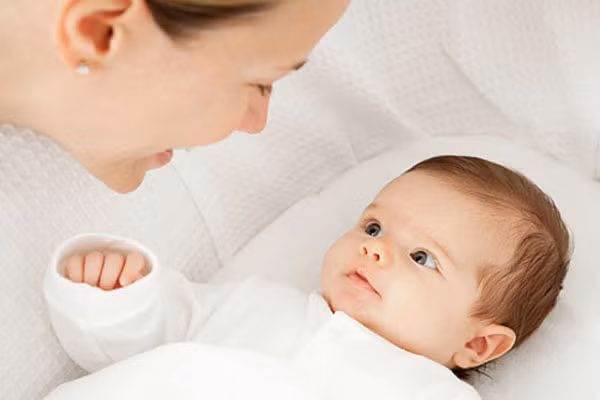 5. Xuất hiện nốt ruồi lạ. Theo dõi những nốt ruồi của con từ lúc mới sinh ra, bởi những nốt ruồi này có nguy cơ cao trở thành ác tính. Hàng tháng khi tắm cho con mẹ nên chú ý, nếu nhận thấy nó có thay đổi về màu sắc, kích thước hay hình dạng thì đều ẩn dấu nguy cơ ung thư da.