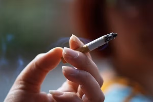 4. Hút thuốc. Giới nghiên cứu nhận định, người hút thuốc lá có nguy cơ loãng xương cao. Vì vậy, nếu là người nghiện thuốc, hệ thống xương của bạn hẳn đang gặp nguy hiểm. Trường hợp này, bạn bắt buộc cai thuốc dù nó không dễ dàng gì.