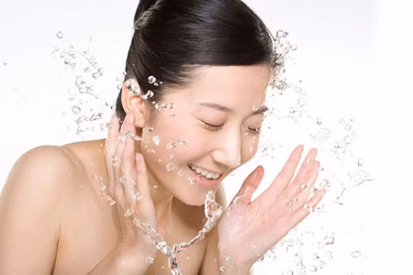 Trước khi bước vào trang điểm, bạn nên rửa mặt thật sạch với sửa rửa mặt trị mụn một cách nhẹ nhàng. Để se khít lỗ chân lông bạn nên rửa mặt trước với nước ấm sau đó rửa lại bằng nước lạnh. Dùng khăn lông mềm lau khô gương mặt. Sau đó thoa nhẹ nhàng nước hoa hồng lên khuôn mặt và cổ, nó sẽ giúp bạn làm sạch triệt để bụi bẩn trên da sau khi đã rửa sạch.