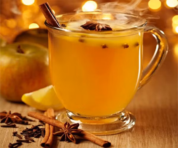 5. Hot Toddy. Loại cocktail hoàn hảo dành riêng cho mùa Giáng sinh, Hot toddy sẽ giúp bạn luôn ấm áp trong tiết trời lạnh giá và còn chống lại cảm lạnh. Nó được pha chế từ Whiskey, rum, hay rượu mạnh, nước nóng, mật ong, chanh, và một túi trà ...