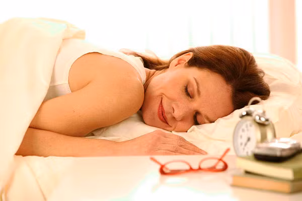 Khó bước ra khỏi giường mỗi sớm mai. Sự hao mòn sức khỏe bắt đầu ở tuổi 50, cơ bắp hay gân không còn dẻo dai và mạnh mẽ như hồi họ 10 hay 20 năm trước. Trong giai đoạn này, xương khớp cũng bắt đầu lão hóa và bạn cũng sẽ không còn nhanh nhạy.