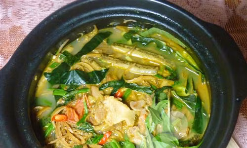 Chạch nấu hoa chuối. Chạch nấu hoa chuối vốn là món ăn dân dã nhưng rất biết cách hấp dẫn người thưởng thức. Cho thịt ba chỉ vào đảo cho hơi cháy cạnh, phi thơm hành khô, cho cà chua vào đảo đều, trút cá chạch đã ướp vào đảo nhẹ tay cho săn, ngấm gia vị, cho nước mẻ, nước nghệ vào.