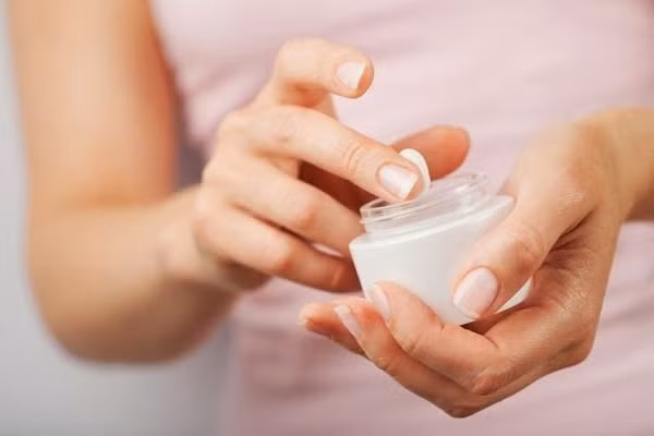 Kế tiếp chính là cho ít kem nền vào lòng bàn tay, thoa đều lên khuôn mặt một cách từ từ, nhẹ nhàng, bước này bạn cũng có thể kết hợp kem nền dạng bột để phủ các nốt mụn trứng cá.