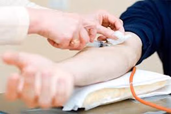 4. Kiểm tra lượng cholesterol trong máu. Thức ăn ngày nay chủ yếu xoay quanh thịt, cá trứng, đồ ăn nhanh, đồ hộp nên dễ gây cholesterol trong máu cao. Phụ nữ có tiền sử bị tim, huyết áp nên kiểm tra mỗi năm một lần. Còn với những người được chẩn đoán bình thường thì khoảng 3 đến 5 năm đi kiểm tra một lần.
