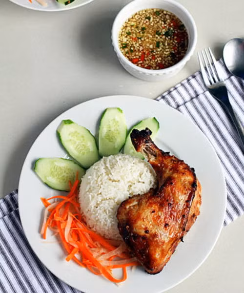 Ngoài các món mặn, quán còn có thêm nhiều món ăn vặt khác cho teen bọn mình như nem chua rán, khoai tây chiên bơ…Một suất cơm đùi gà nướng có giá 59k. Quán nằm ở số 19A, ngõ 9, Trần Quốc Hoàn, Cầu Giấy.