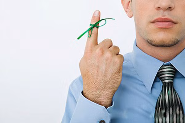 Một nghiên cứu khác đã lấy ngón tay làm thước đo kích thước dương vật. Nếu ngón đeo nhẫn của một người đàn ông dài hơn ngón tay trỏ của mình, thì kích thước dương vật càng dài. Trong khi đó, ngón đeo nhẫn ngắn hơn cho thấy kích thước cậu nhỏ dưới mức trung bình.
