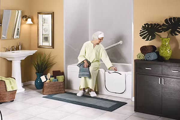 Người cao tuổi cũng có nguy cơ bị tổn thương lớn do dùng một số loại thuốc dẫn đến chóng mặt hoặc tụt huyết áp và hạn chế khả năng nhanh nhạy. Với những lời khuyên sau đây, người già có thể hoàn toàn an tâm với việc tắm giặt.