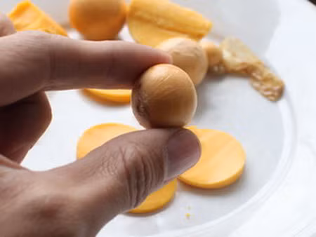 Trước đó, vào khoảng tháng 3 năm 2012, một người dân cho biết họ ăn phải loại trứng gà non nghi là trứng làm từ cao su.