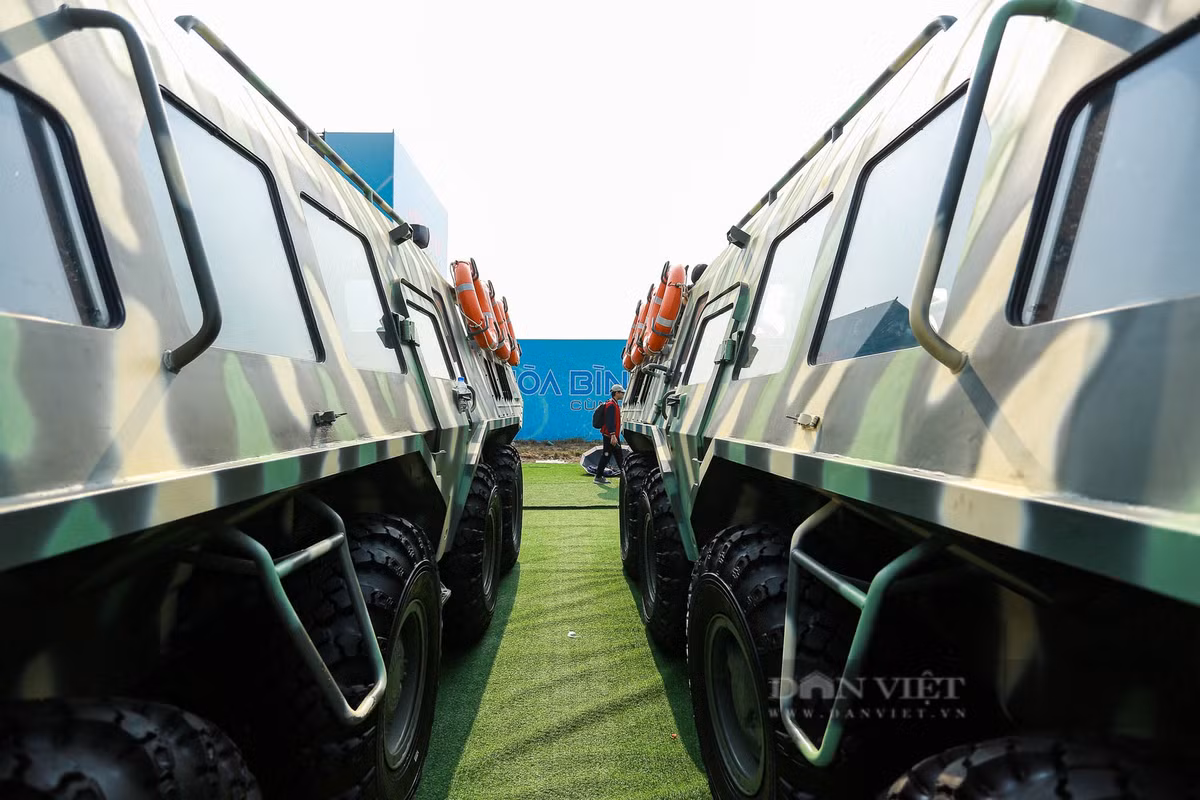 Ngoài nhiệm vụ chiến đấu, xe bọc thép lội nước bánh hơi của lực lượng Công an Nhân dân còn sẵn sàng hỗ trợ người dân khi có thiên tai.