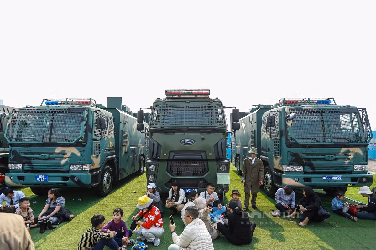 Xe thiết lập barrie phòng chống bạo loạn do hãng Tital Company (Ukraine) sản xuất.