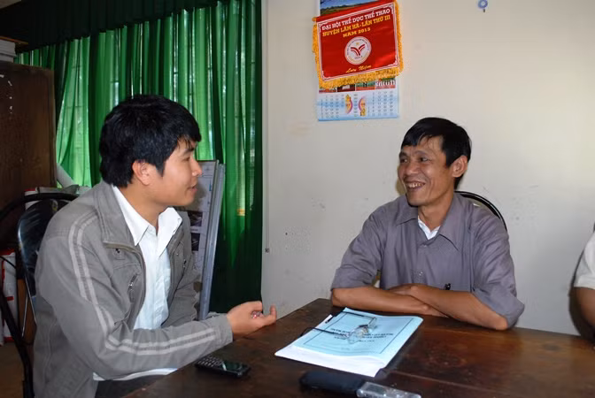 Ông Nguyễn Bình Trọng trao đổi với phóng viên về vụ đốt đền tai tiếng.