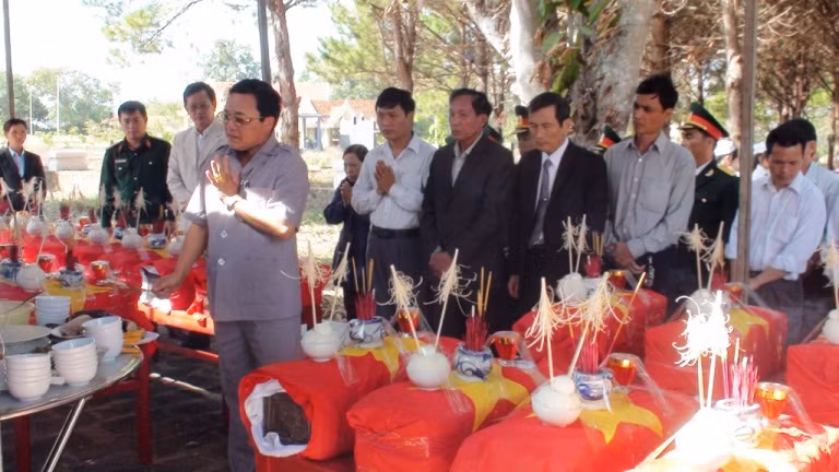 "Cậu Thủy" trong một lần tìm mộ tại Đắk Lắk.