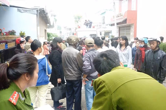 Người dân hoảng hốt chạy ra ngoài.
