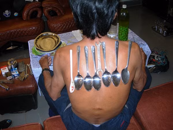 Anh Khải thành cục nam châm di động khổng lồ có thể hút mọi thứ.
