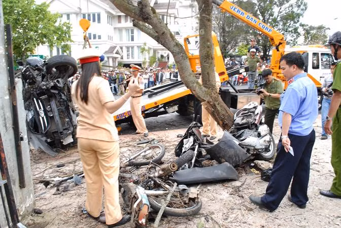Nhiều xe gắn máy biến dạng sau vụ tai nạn