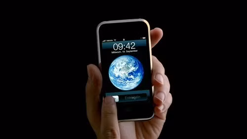  Apple và iPhone. Chiếc iPhone đầu tiên ra mắt vào năm 2007 bởi Apple đánh dấu sự thay đổi của ngành công nghiệp điện thoại di động. iPhone loại bỏ gần hết các phím bấm vật lý và tất cả mọi thao tác của người dùng đều diễn ra trên một màn hình cảm ứng.