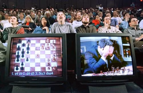  Cuộc chiến giữa người và máy. Năm 1996 Kasparov chiến thắng siêu máy tính IBM Deep Blue với tỉ số 4-2 sau 6 trận. Tuy nhiên sau khi IBM nâng cấp máy tính Deep Blue lên vào năm 1997 với khả năng tính toán 200 triệu bước mỗi giây thì Kasparov trở thành nhà vô địch cờ vua đầu tiên thất bại trước một cỗ máy.