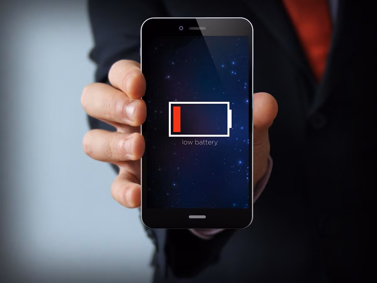  3. Thời lượng pin không đủ dùng đến quá trưa. Thông thường, một chiếc smartphone hiện nay có thể đủ dùng từ sáng tới tối ở cường độ vừa phải mà không cần sạc. Nếu bạn sử dụng ở mức bình thường mà pin chỉ được đến trưa hoặc quá trưa thì đó là một trong số những dấu hiện nên thay điện thoại mới. 