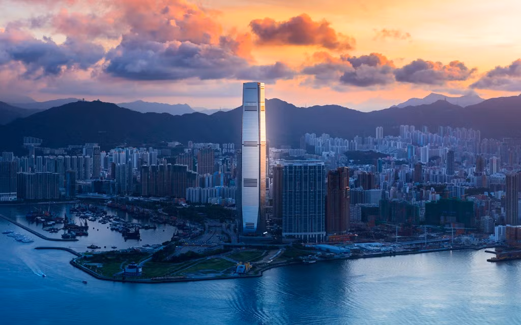  10. Trung tâm thương mại quốc tế, Hong Kong, Trung Quốc (484 m): Nổi bật trên nền trời Hong Kong, tòa tháp này không chỉ có chức năng văn phòng, mà còn nhiều tiện ích giải trí như trung tâm mua sắm, nhà hàng và khách sạn cao nhất thế giới Ritz-Carlton Hong Kong (với quầy bar và bể bơi ở độ cao chóng mặt trên tầng 118).
