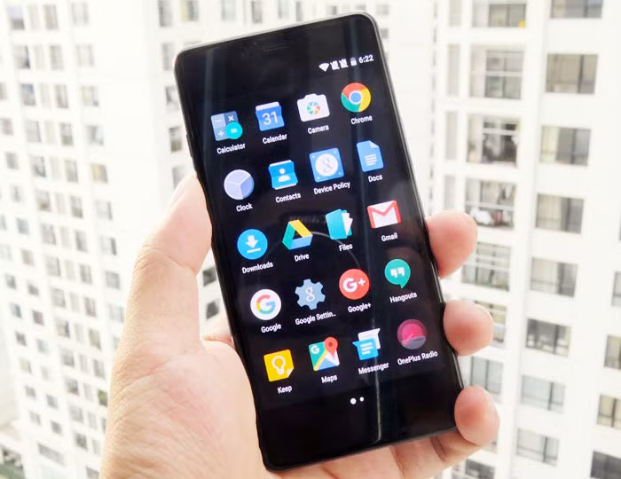 Smartphone One Plus X chạy hệ điều hành Android 5.1 Lollipop với giao diện tùy biến OxygenOS.
